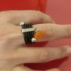 Bague femme en cuir rond noir et son bouton de bottine orange