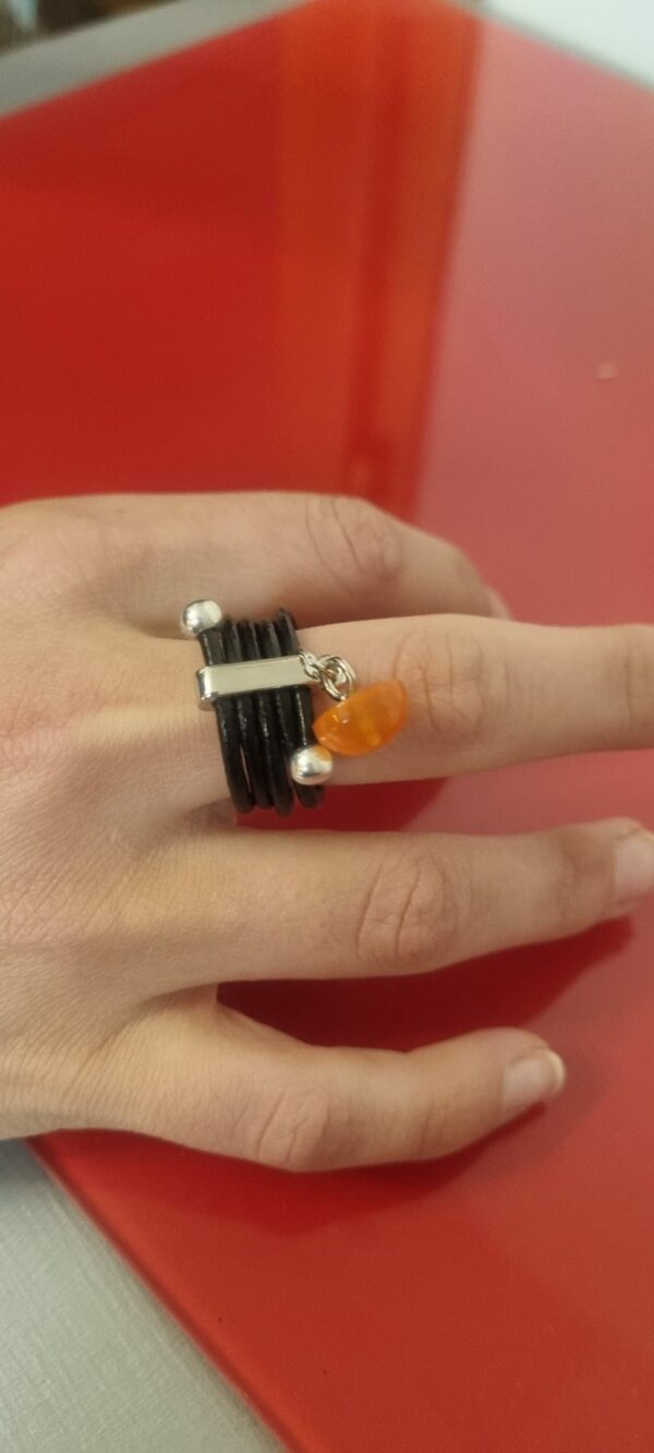 Bague femme en cuir rond noir et son bouton de bottine orange