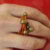 Bague femme en cuir rond orange et ses deux breloques