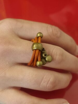 Bague femme en cuir rond orange et ses deux breloques