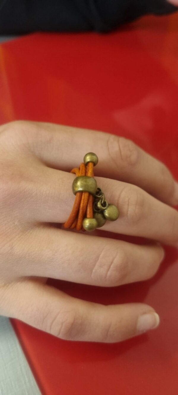 Bague femme en cuir rond orange et ses deux breloques