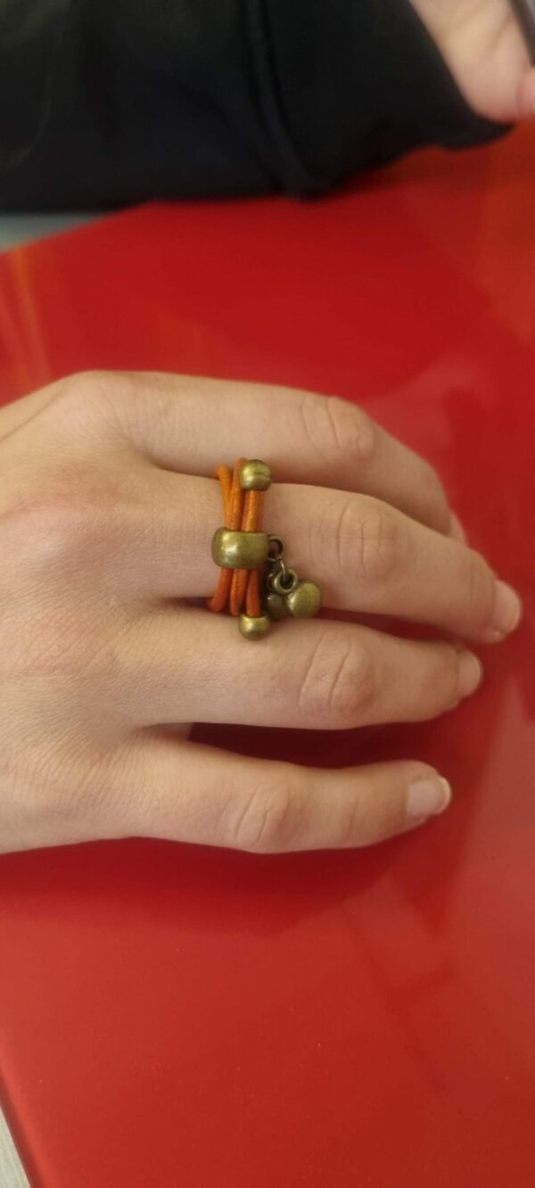 2BA12 Bague femme en cuir rond orange et ses deux breloques