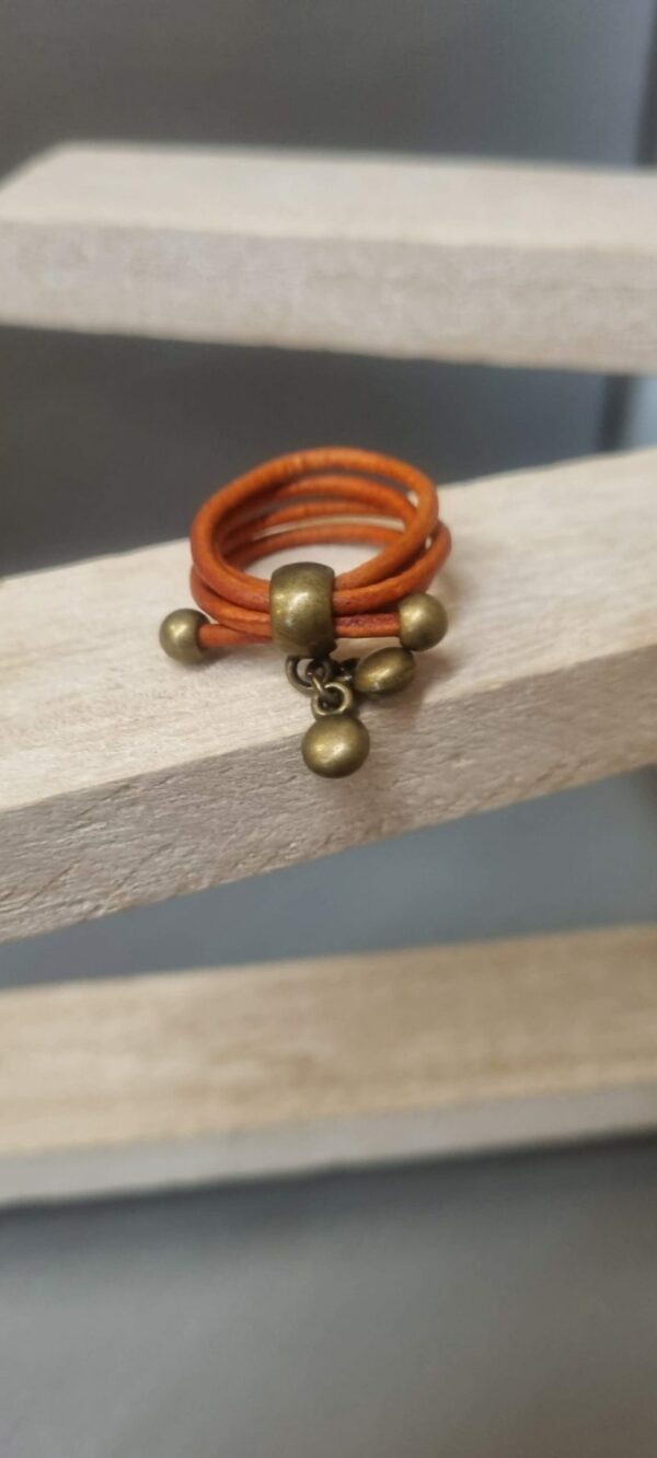 2BA12A Bague femme en cuir rond orange et ses deux breloques