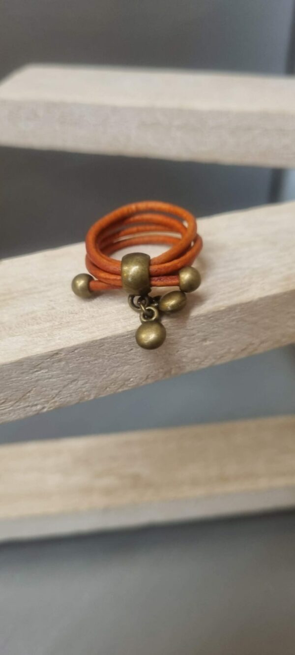 Bague femme en cuir rond orange et ses deux breloques