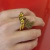 Bague femme en cuir rond jaune doré et son oiseau