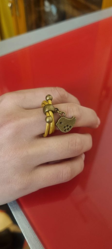 Bague femme en cuir rond jaune doré et son oiseau