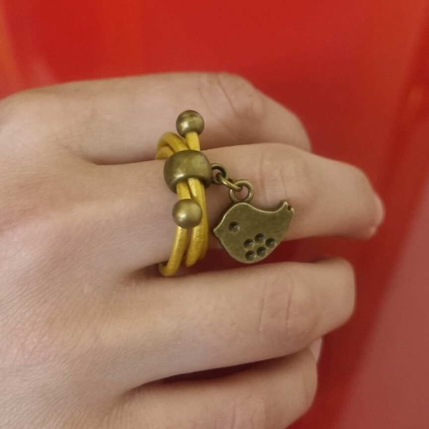 Bague femme en cuir rond jaune doré et son oiseau
