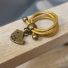 Bague femme en cuir rond jaune doré et son oiseau