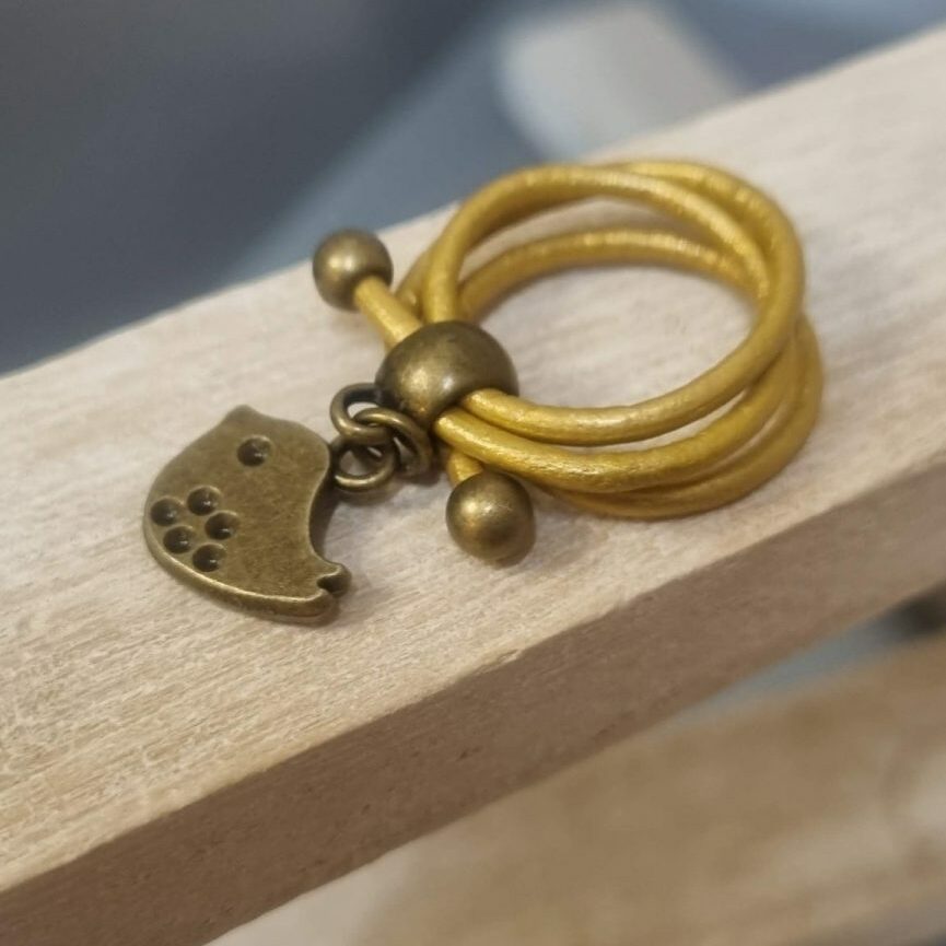 Bague femme en cuir rond jaune doré et son oiseau