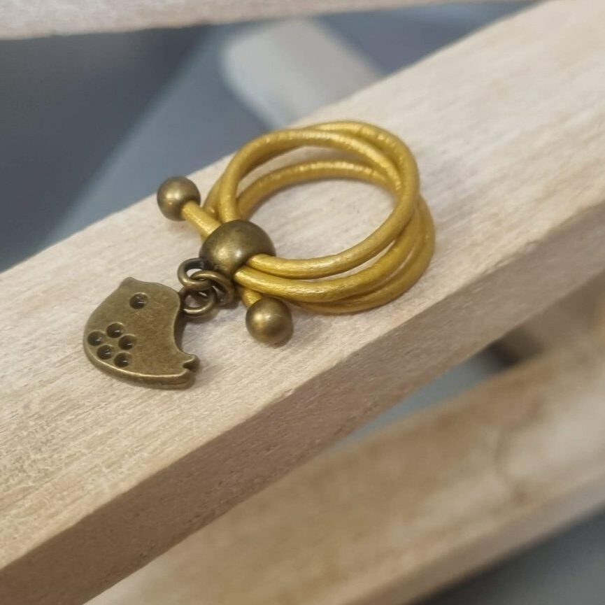 Bague femme en cuir rond jaune doré et son oiseau