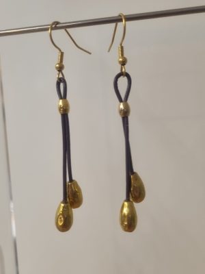 Boucles d'oreille en cuir violet et perles de riz dorées