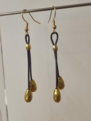 Boucles d'oreille en cuir violet et perles de riz dorées