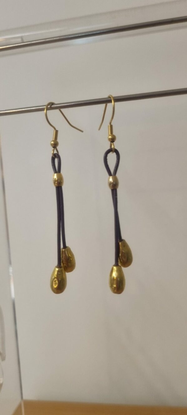 Boucles d'oreille en cuir violet et perles de riz dorées