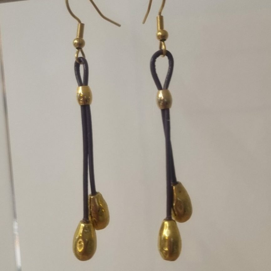 Boucles d'oreille en cuir violet et perles de riz dorées