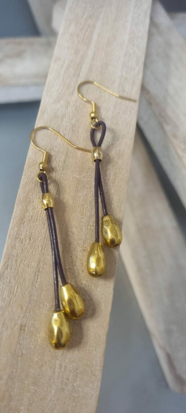 Boucles d'oreille en cuir violet et perles de riz dorées