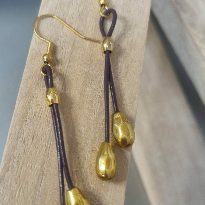 Boucles d'oreille en cuir violet et perles de riz dorées
