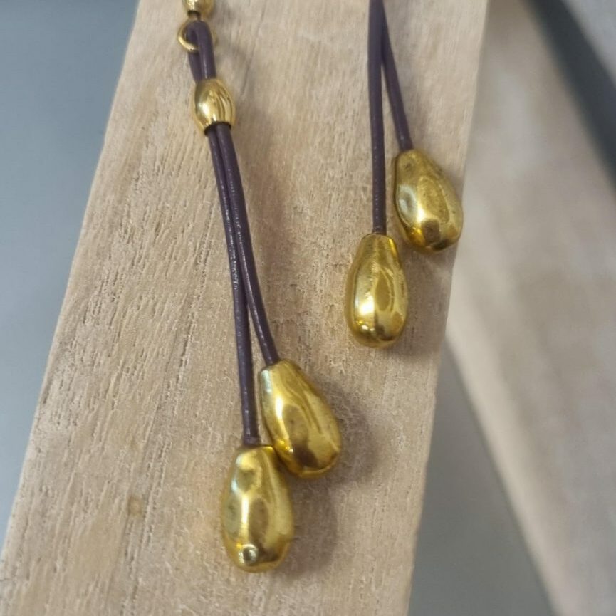 Boucles d'oreille en cuir violet et perles de riz dorées