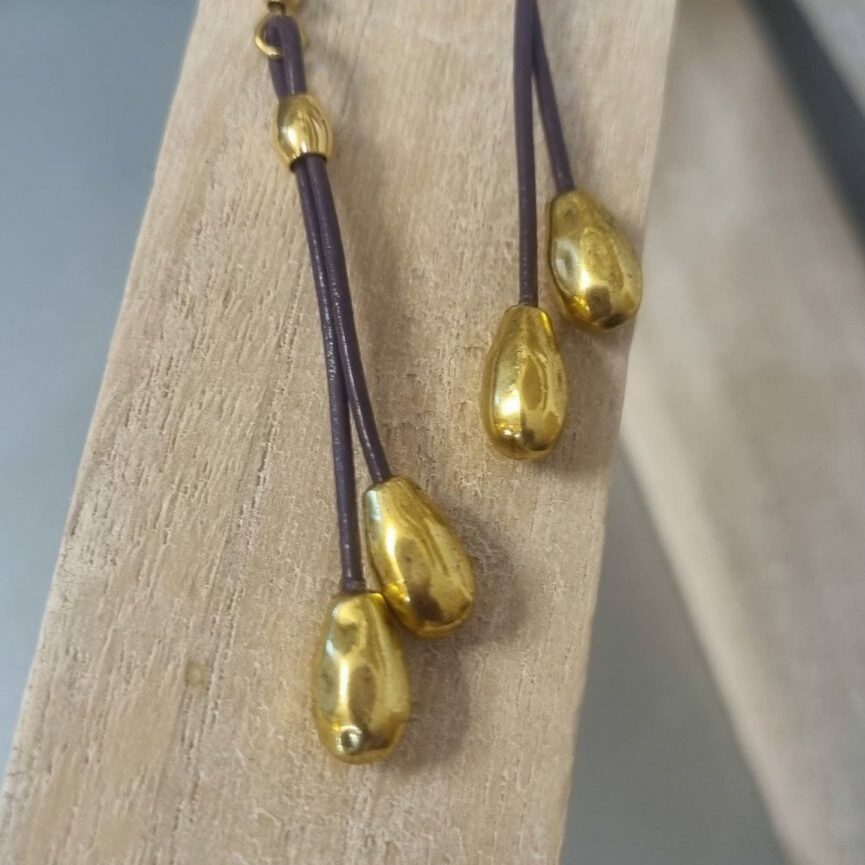 Boucles d'oreille en cuir violet et perles de riz dorées
