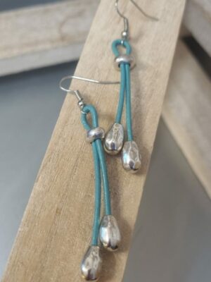 Boucles d'oreille en cuir bleu et perles de riz argentés