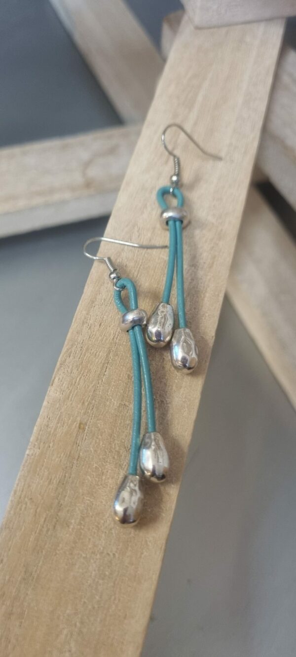 Boucles d'oreille en cuir bleu et perles de riz argentés