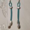 Boucles d'oreille en cuir bleu et perles de riz argentés