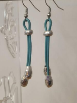 Boucles d'oreille en cuir bleu et perles de riz argentés