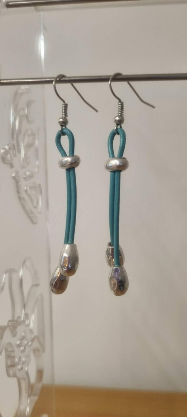 Boucles d'oreille en cuir bleu et perles de riz argentés