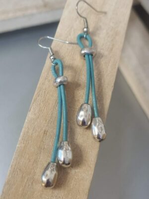 Boucles d'oreille en cuir bleu et perles de riz argentés