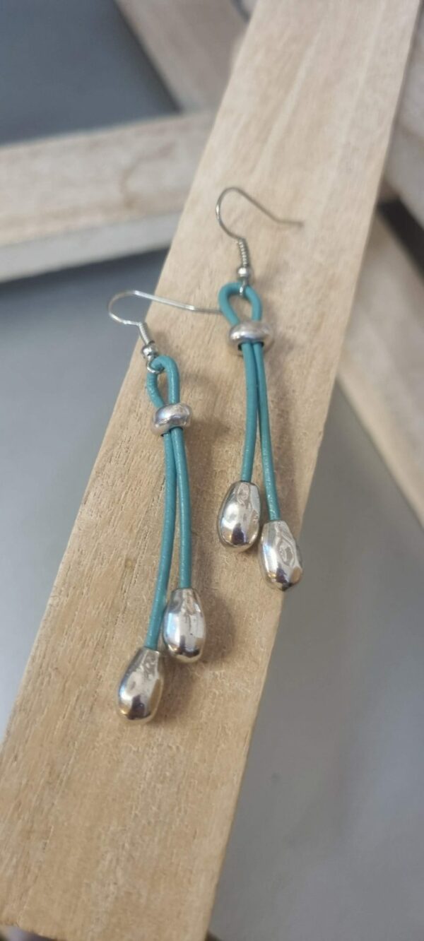 Boucles d'oreille en cuir bleu et perles de riz argentés