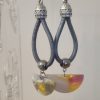 Boucles d'oreille cuir rond gris et pendentif gris et jaune