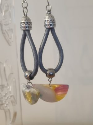 Boucles d'oreille cuir rond gris et pendentif gris et jaune