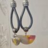 Boucles d'oreille cuir rond gris et pendentif gris et jaune