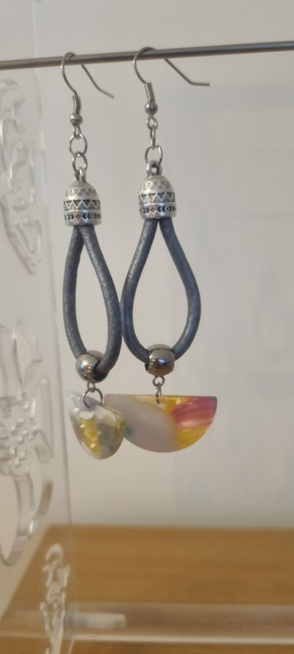 Boucles d'oreille cuir rond gris et pendentif gris et jaune