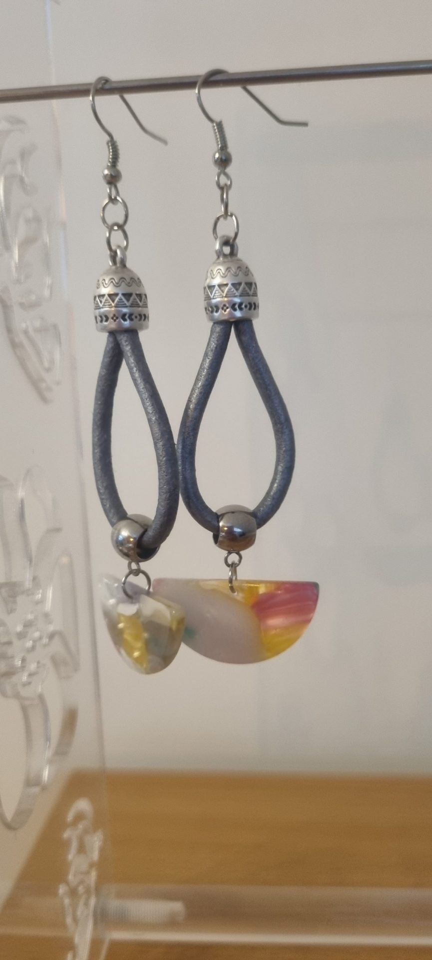 Boucles d'oreille cuir rond gris et pendentif gris et jaune