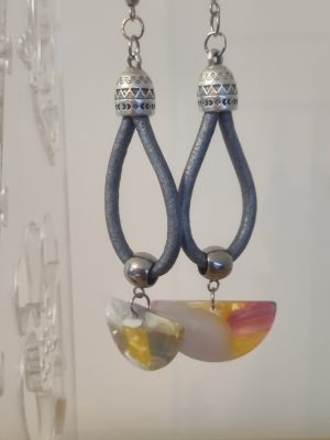 Boucles d'oreille cuir rond gris et pendentif gris et jaune