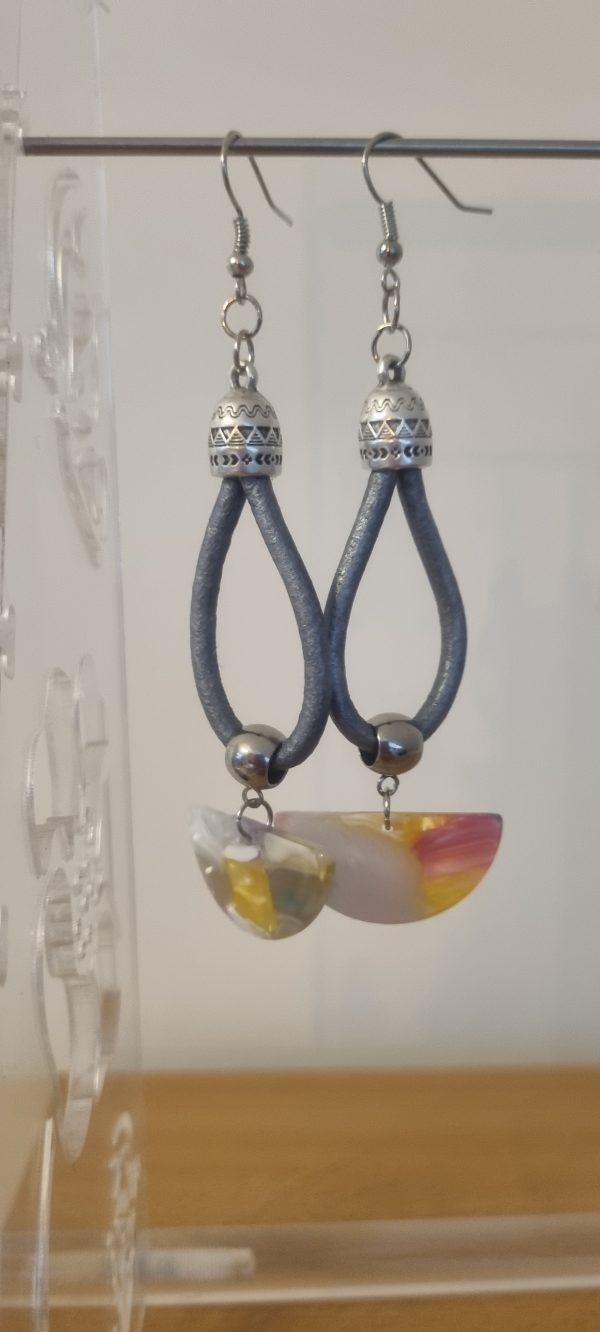 Boucles d'oreille cuir rond gris et pendentif gris et jaune