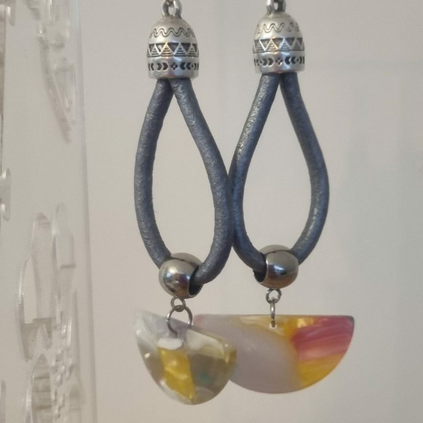 Boucles d'oreille cuir rond gris et pendentif gris et jaune