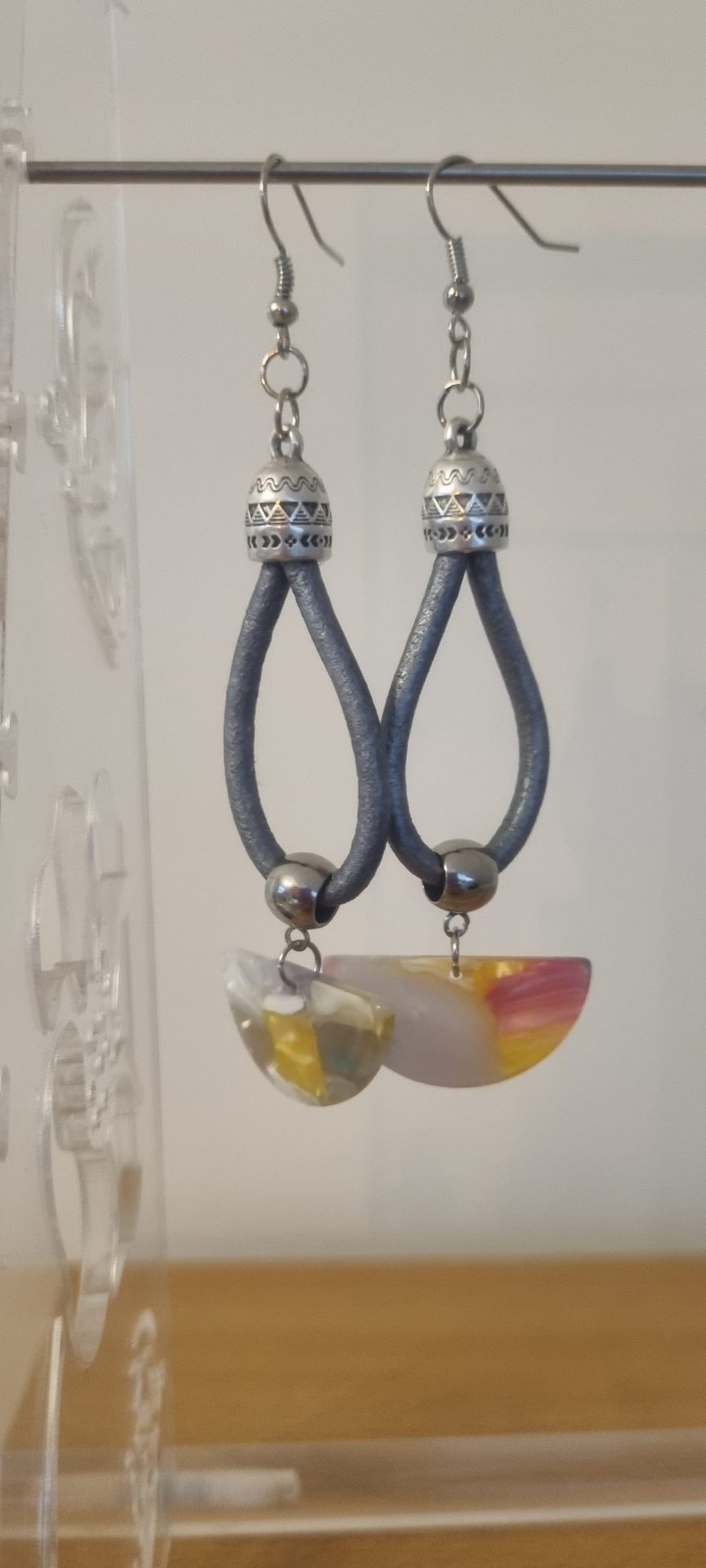 Boucles d'oreille cuir rond gris et pendentif gris et jaune