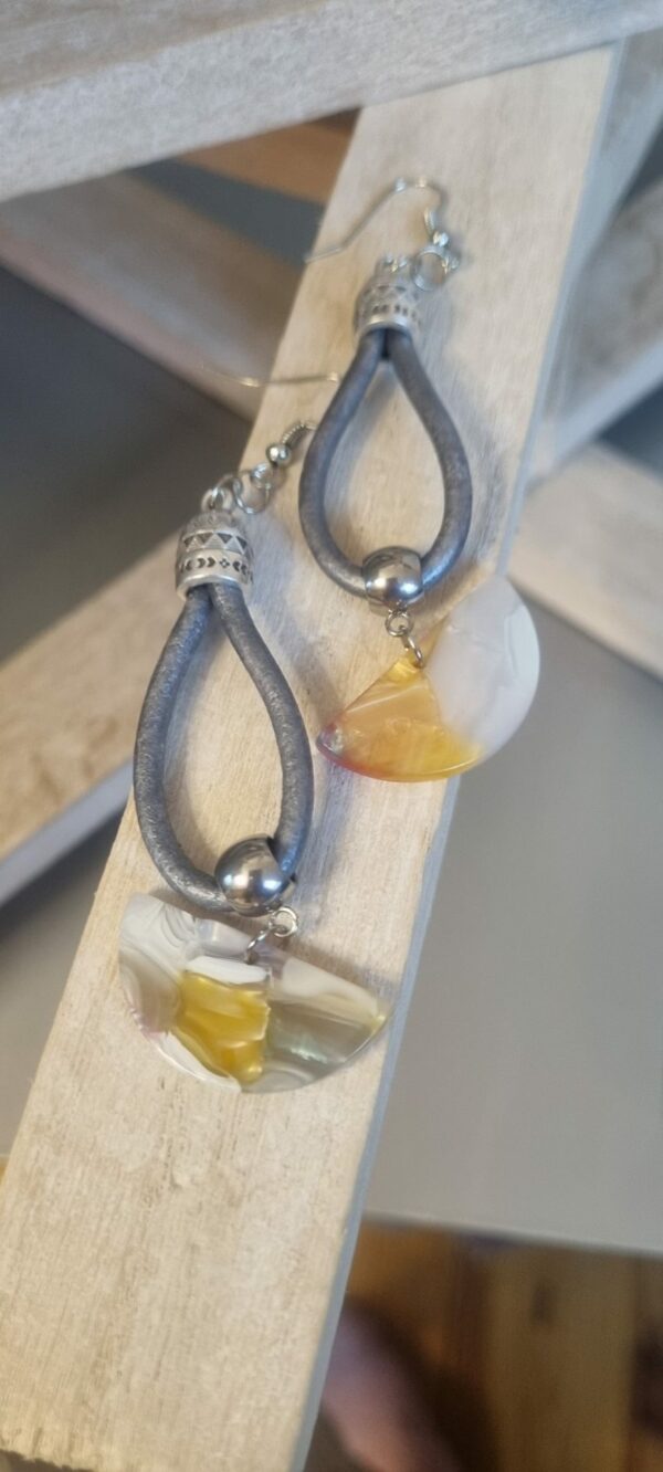 Boucles d'oreille cuir rond gris et pendentif gris et jaune