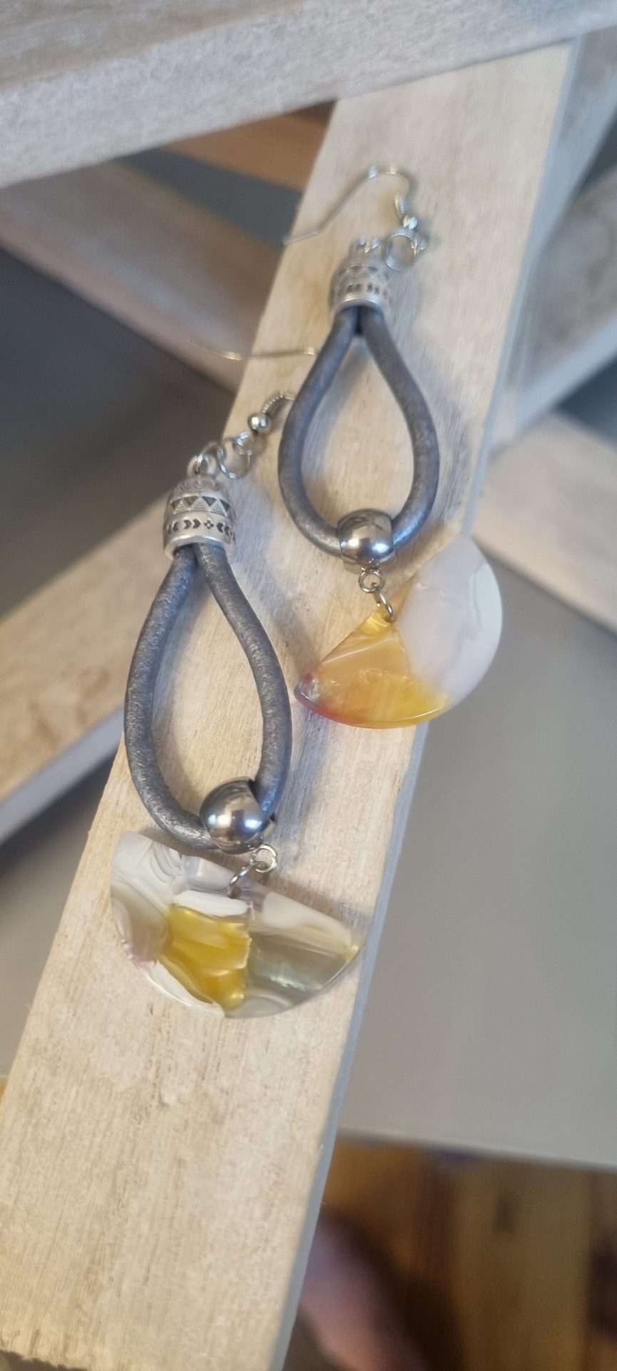 Boucles d'oreille cuir rond gris et pendentif gris et jaune