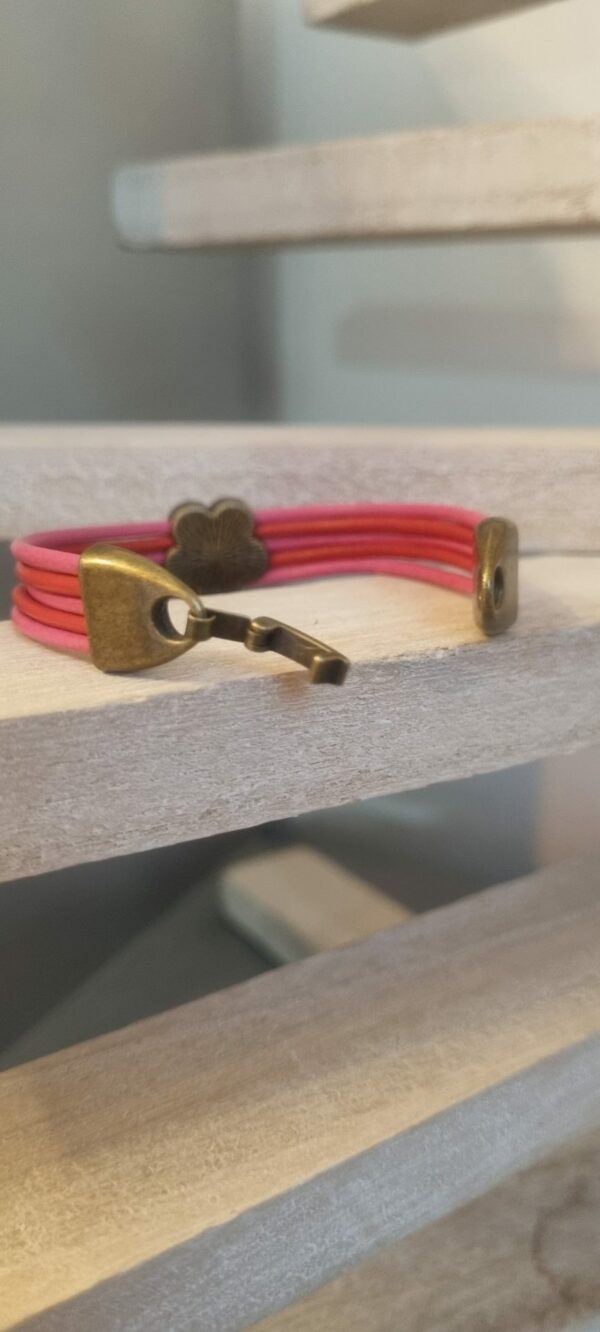 Bracelet enfant cuir rond rose et orange et fleur bronze