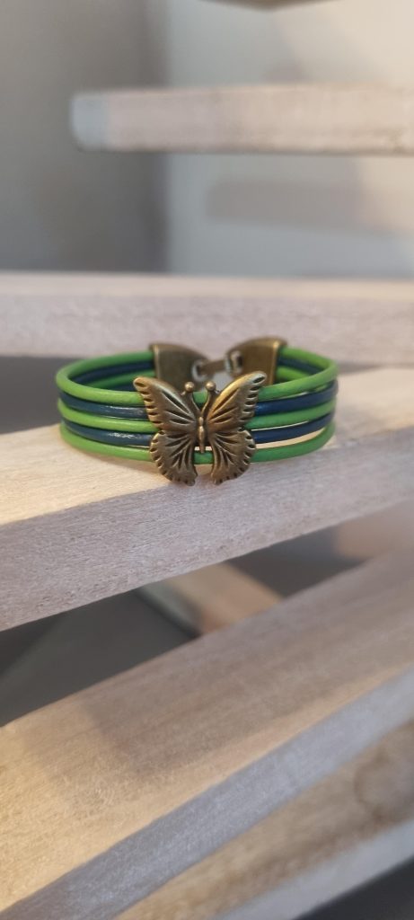 Bracelet enfant cuir rond bleu et vert et papillon