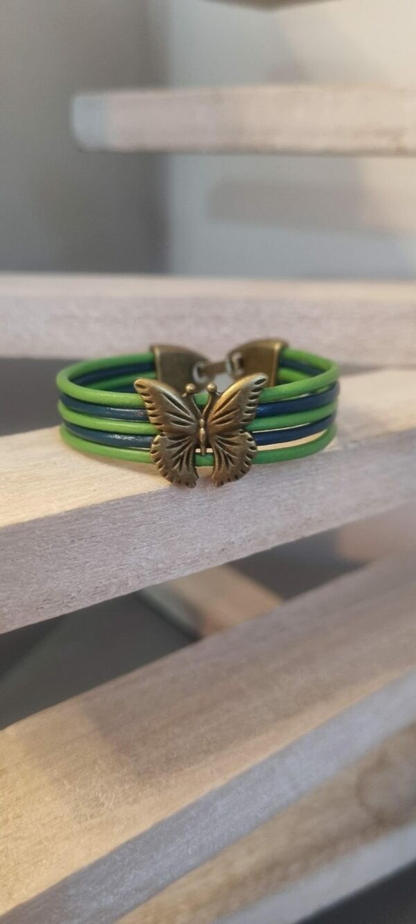 Bracelet enfant cuir rond bleu et vert et papillon