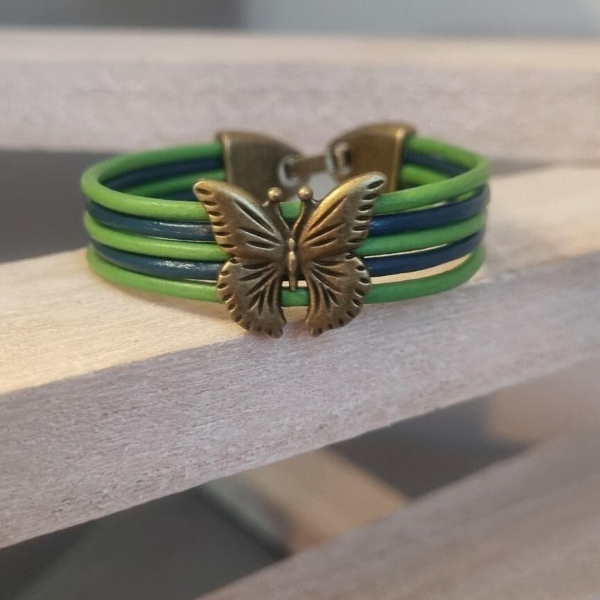 Bracelet enfant cuir rond bleu et vert et papillon