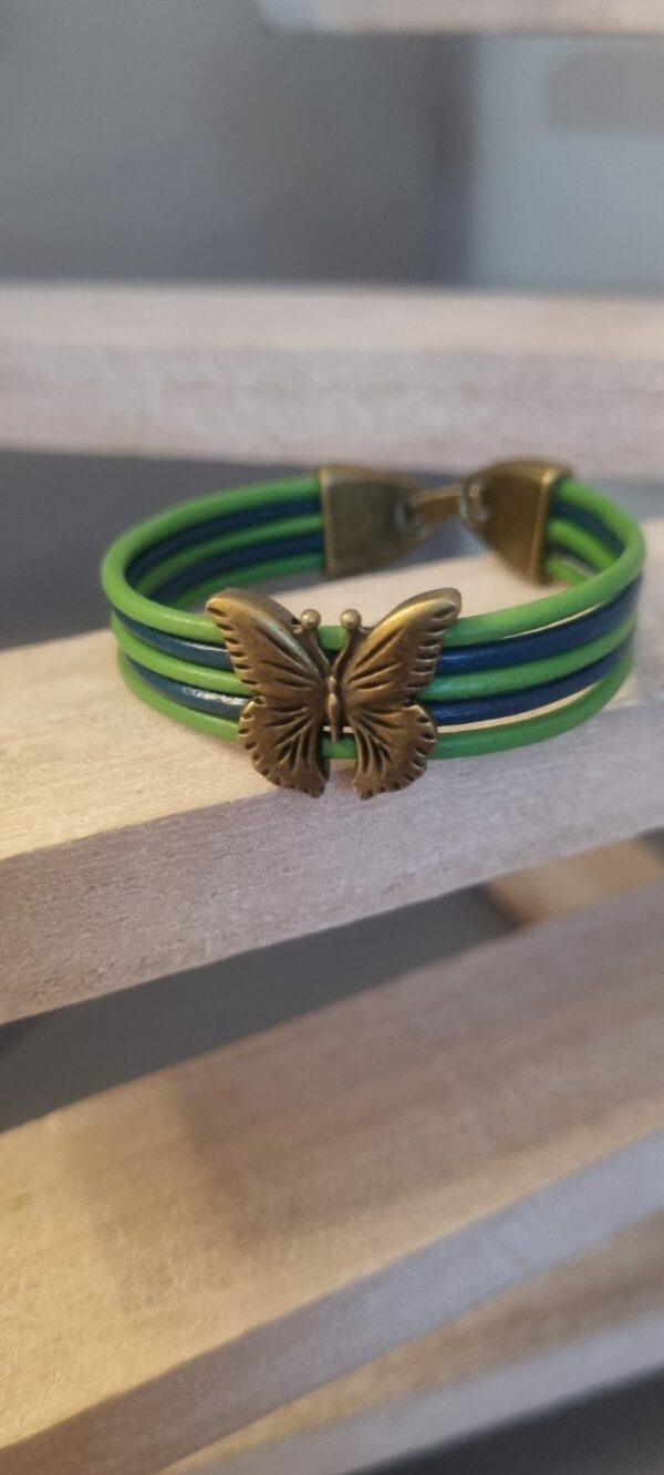 Bracelet enfant cuir rond bleu et vert et papillon