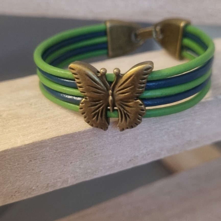 Bracelet enfant cuir rond bleu et vert et papillon