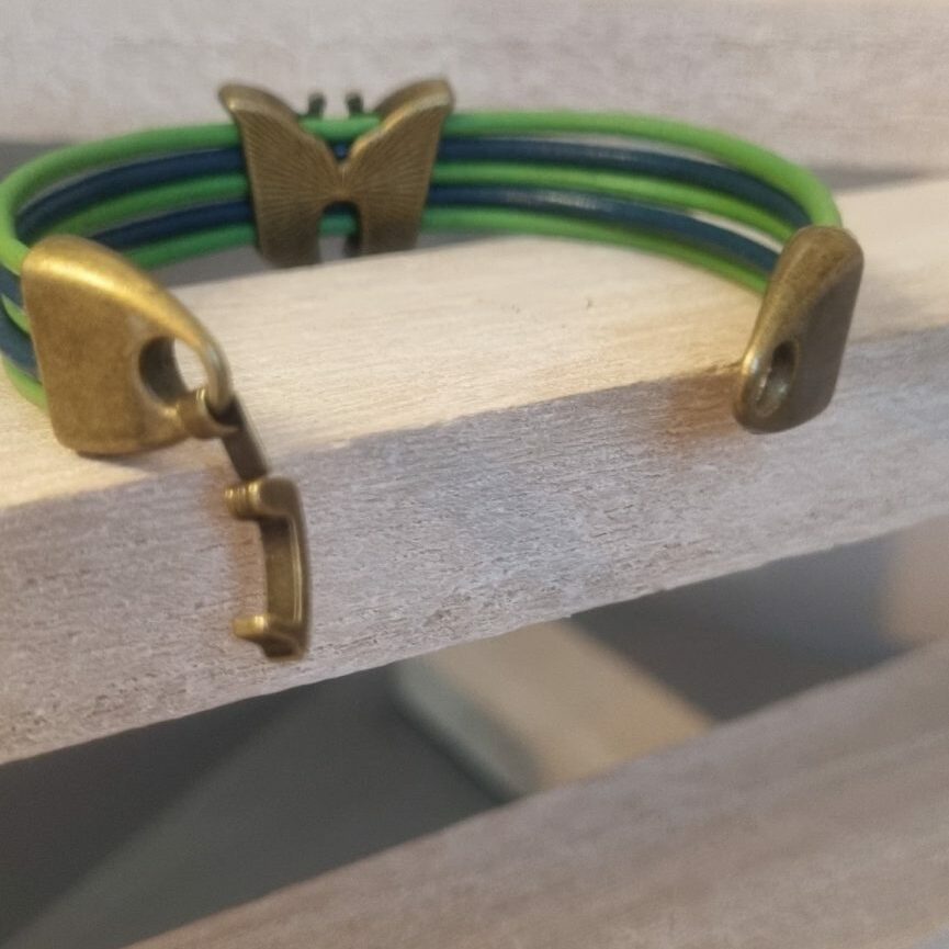 Bracelet enfant cuir rond bleu et vert et papillon