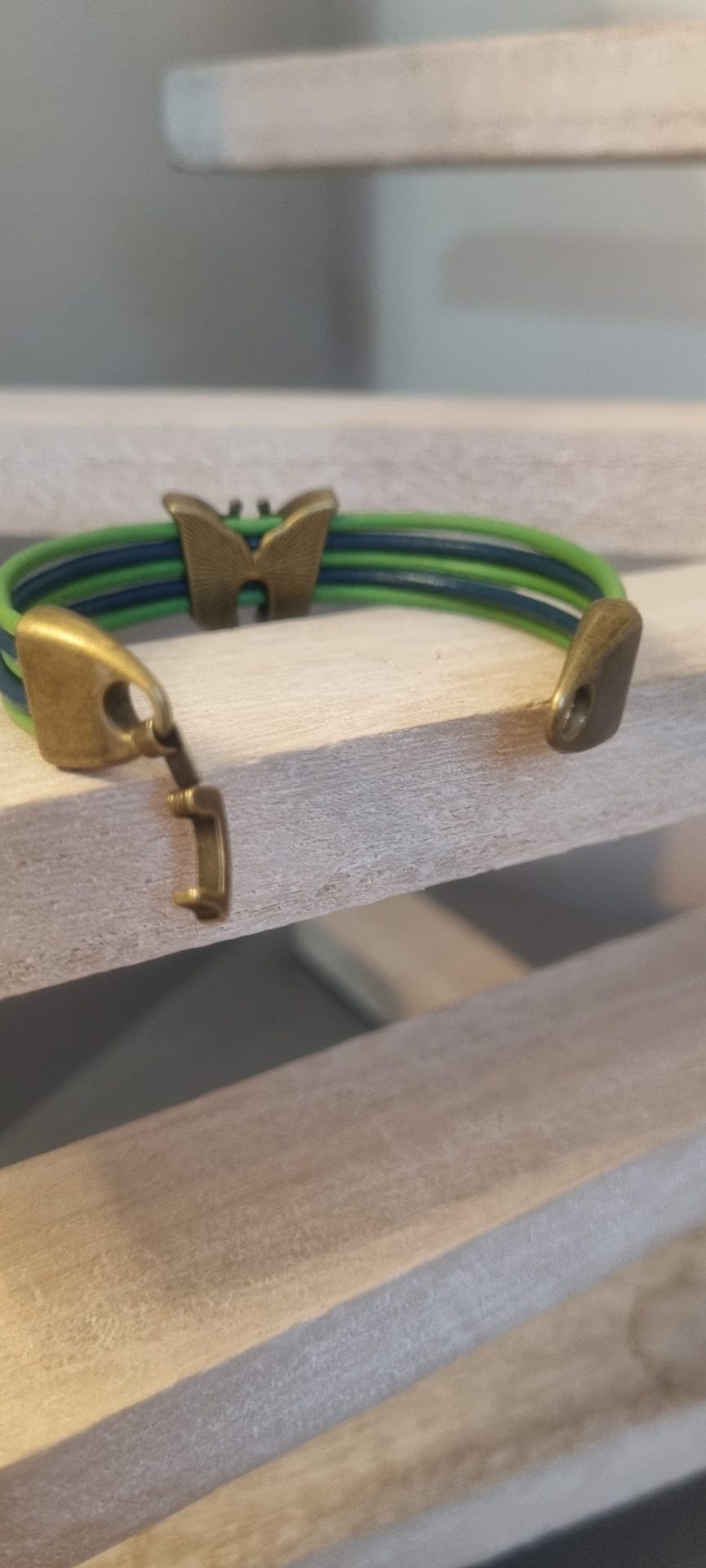 Bracelet enfant cuir rond bleu et vert et papillon