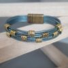 Bracelet femme en cuir rond bleu et perles dorées