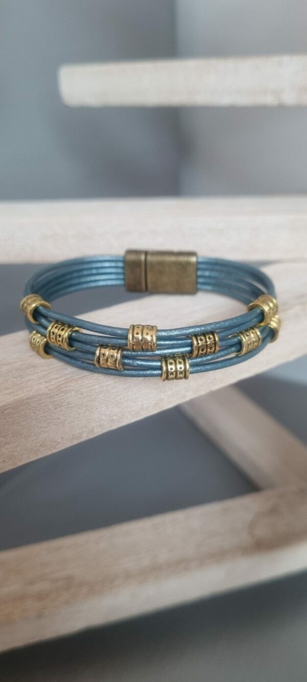 Bracelet femme en cuir rond bleu et perles dorées